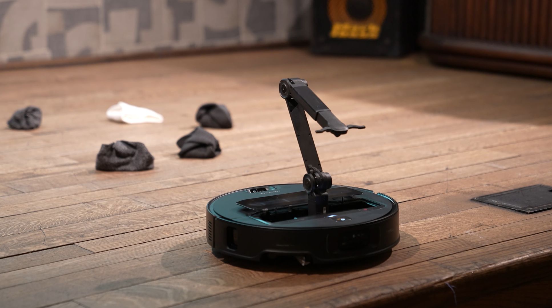 робот-пылесос roborock с функцией подъема предметов с пола