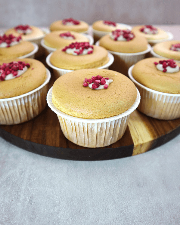 маффины_с_ванильным_кремом_и_ягодами