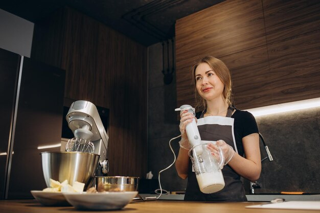 хозяйка_с_блендером_CaseGuru_Рубилкин