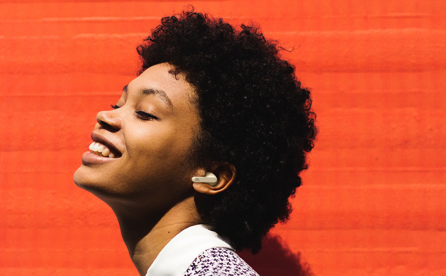 посадка беспроводных наушников JBL Live Pro+