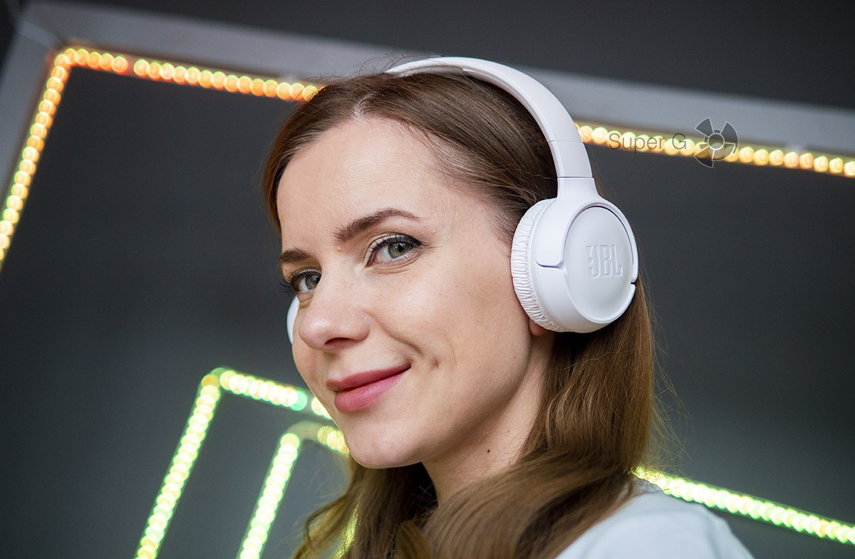 посадка беспроводных наушников JBL