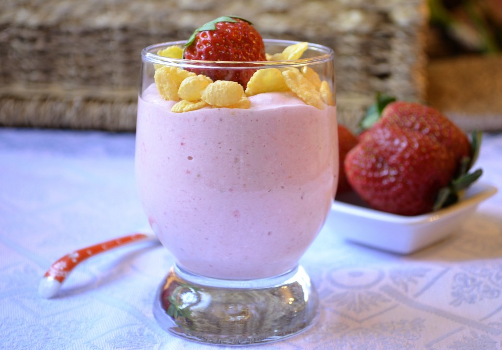 Смузи с клубникой и творогом (сытный протеиновый)