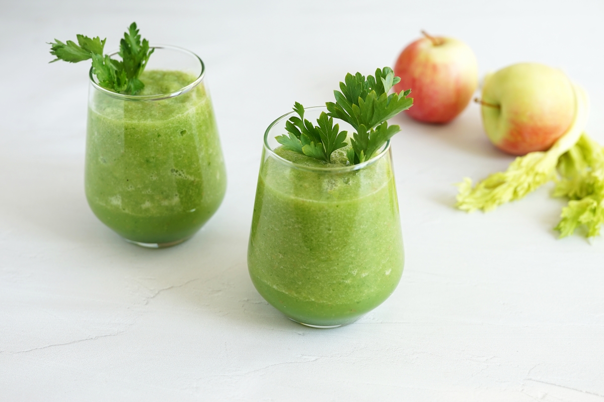 Зеленый смузи для похудения (киви, яблоко, сельдерей)