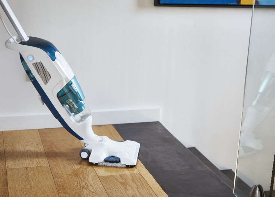 уборка с помощью вертикального моющего пылесоса tefal