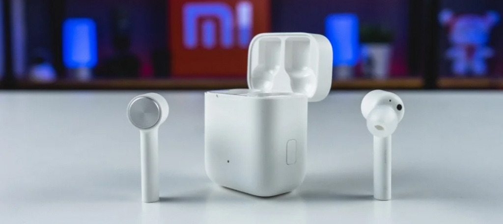 беспроводные наушники Xiaomi рядом с кейсом